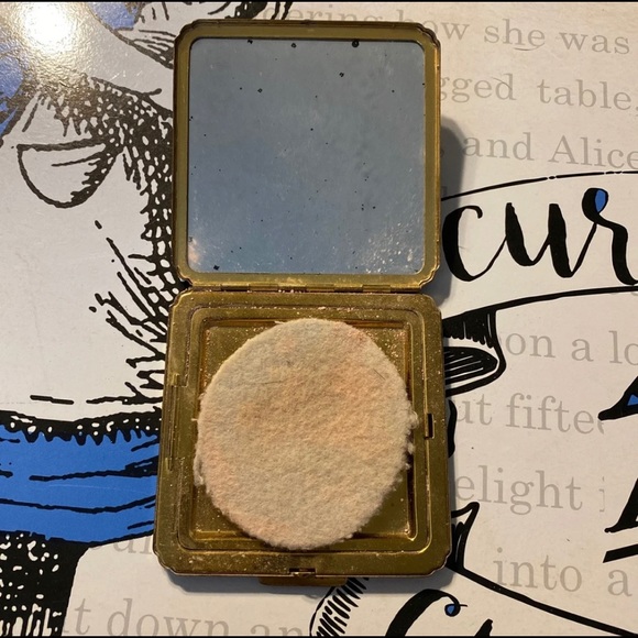 Vintage Compact w/powder - Picture 2 of 4